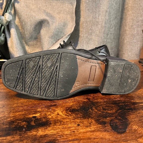 Shoes - Picture 7 of 9